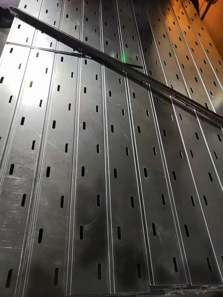 如何避免安裝托盤式橋架的過程中出現人員問題